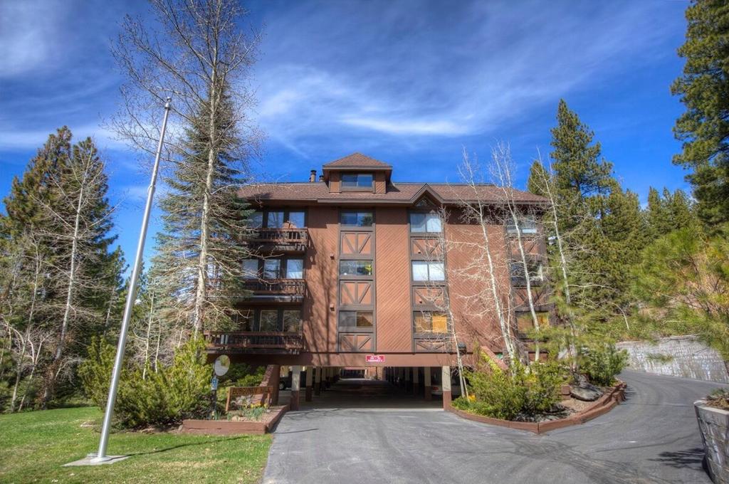 un grande condominio con vialetto di Taste of Burgundy condo a Incline Village
