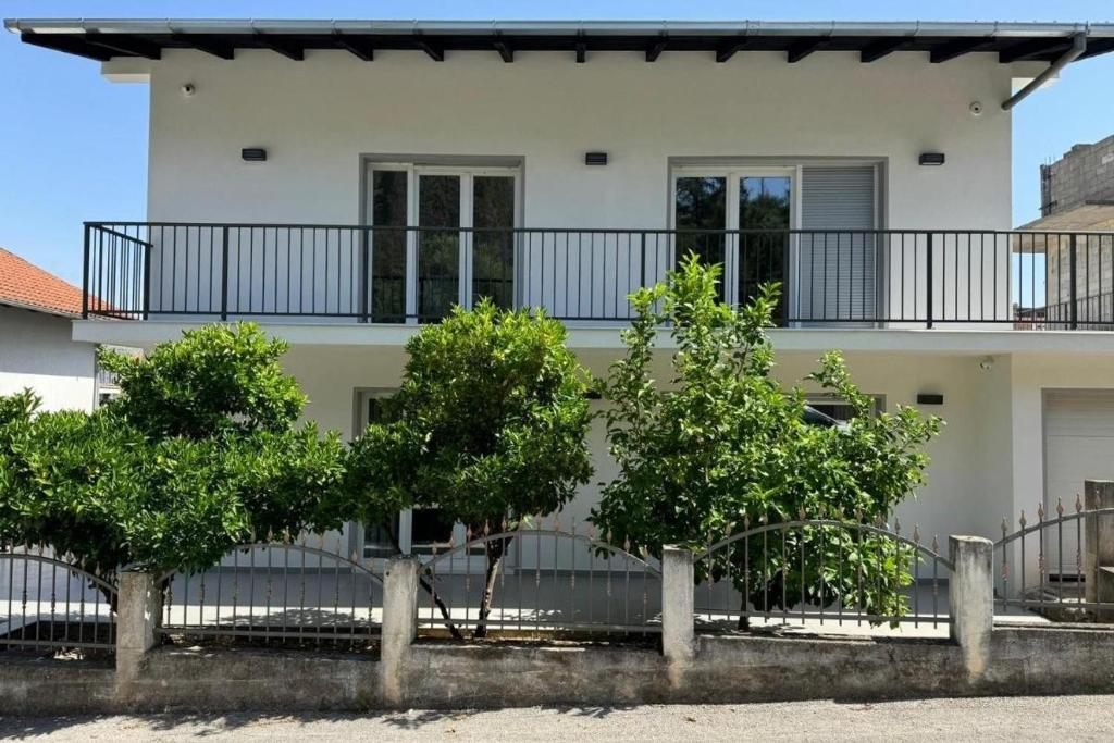 Apartments with parking space Trogir - 23948