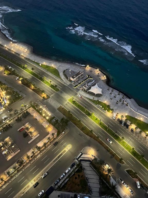 Hotel شقةباإطلالة بحرية برج داماك Damac AlJawharah Tower, an overhead view of a city with the ocean at شقةباإطلالة بحرية برج داماك Damac AlJawharah Tower in Jeddah
