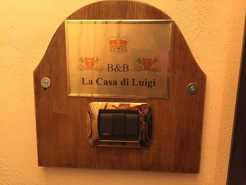 un espejo en la pared con una pequeña televisión en B&B La casa di Luigi, en Giardini Naxos