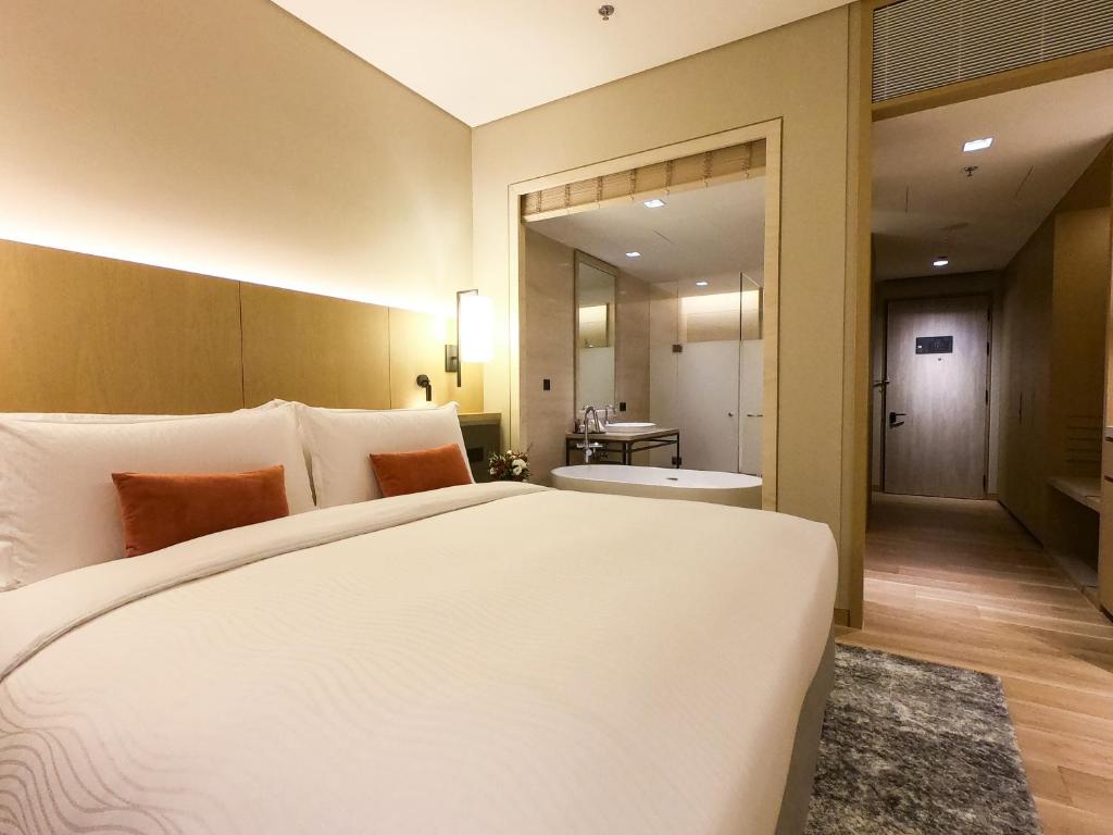Postel nebo postele na pokoji v ubytování Taipei Marriott Hotel