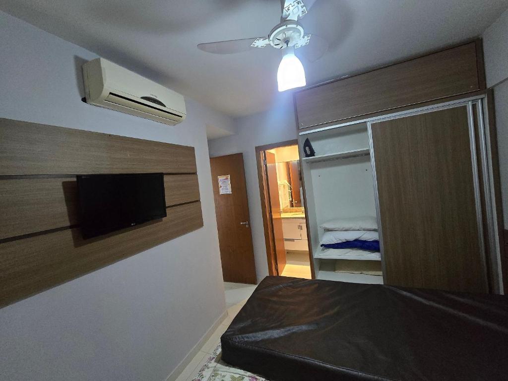 Postel nebo postele na pokoji v ubytování Apartamentos em Rio Quente com maravilhosa área de lazer e excelente localização