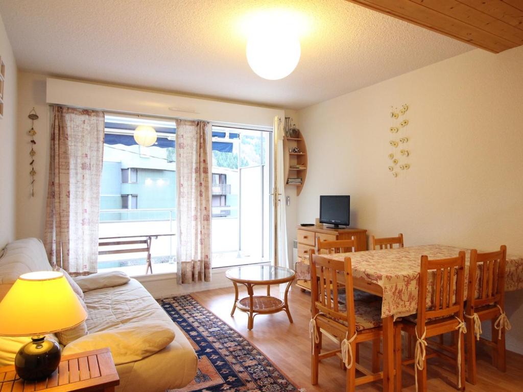 un salon avec une table et une salle à manger dans l'établissement Mont-Dore, F3 Confortable avec Terrasse, Parking, Proche Centre - FR-1-415-98, à Le Mont-Dore