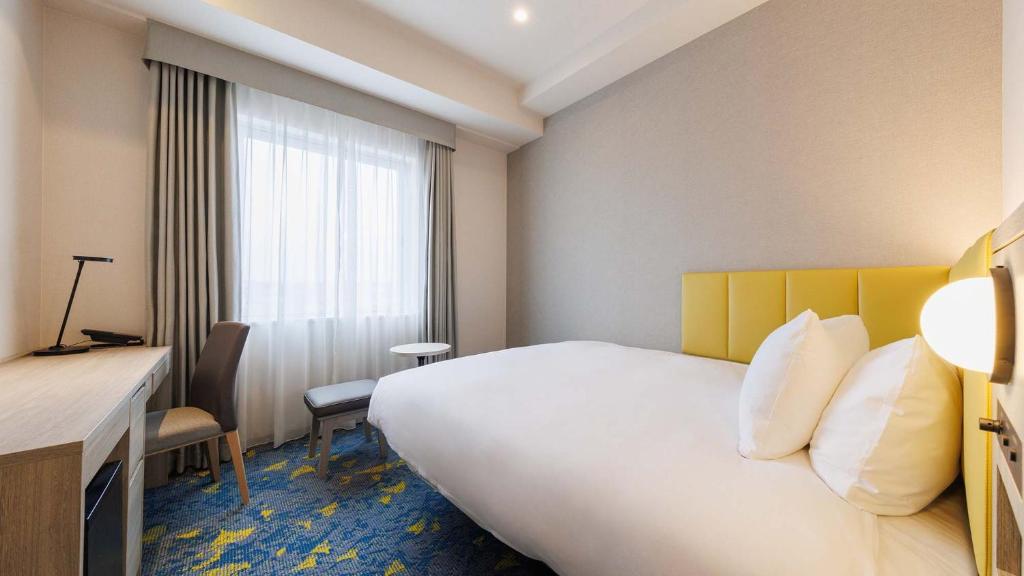 Postel nebo postele na pokoji v ubytování JR-East Hotel Mets Tachikawa