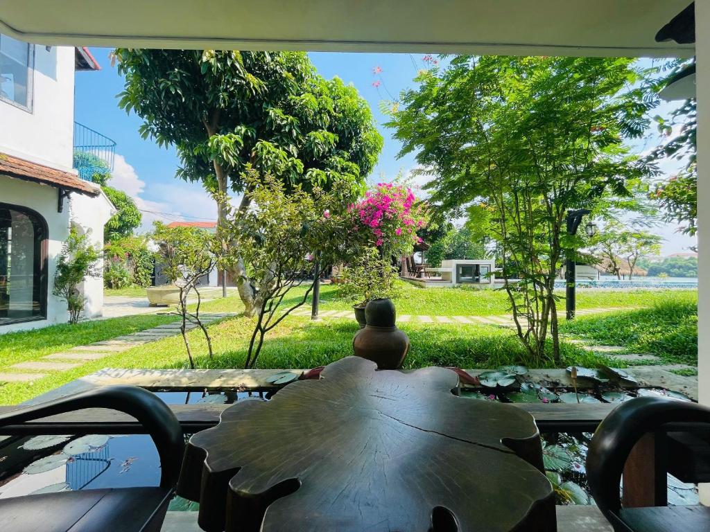 Vườn quanh La Y Riverview