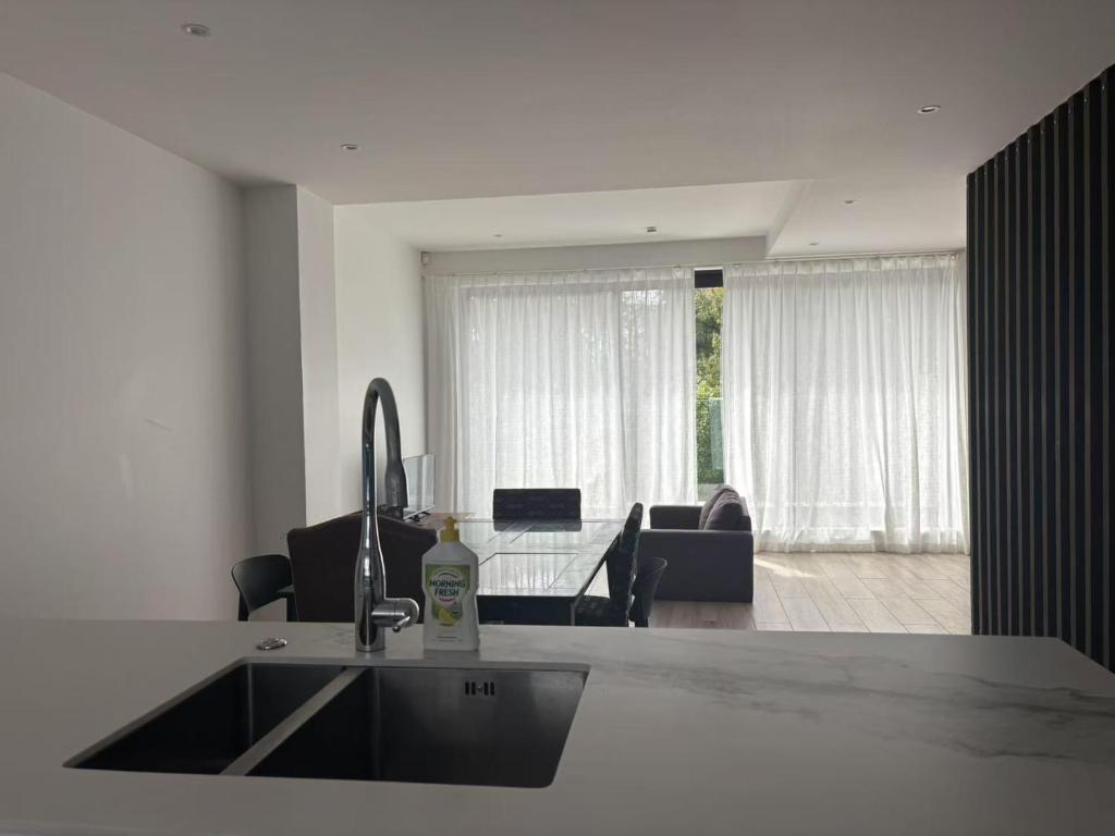 Epsom Tidy House - Resim 9