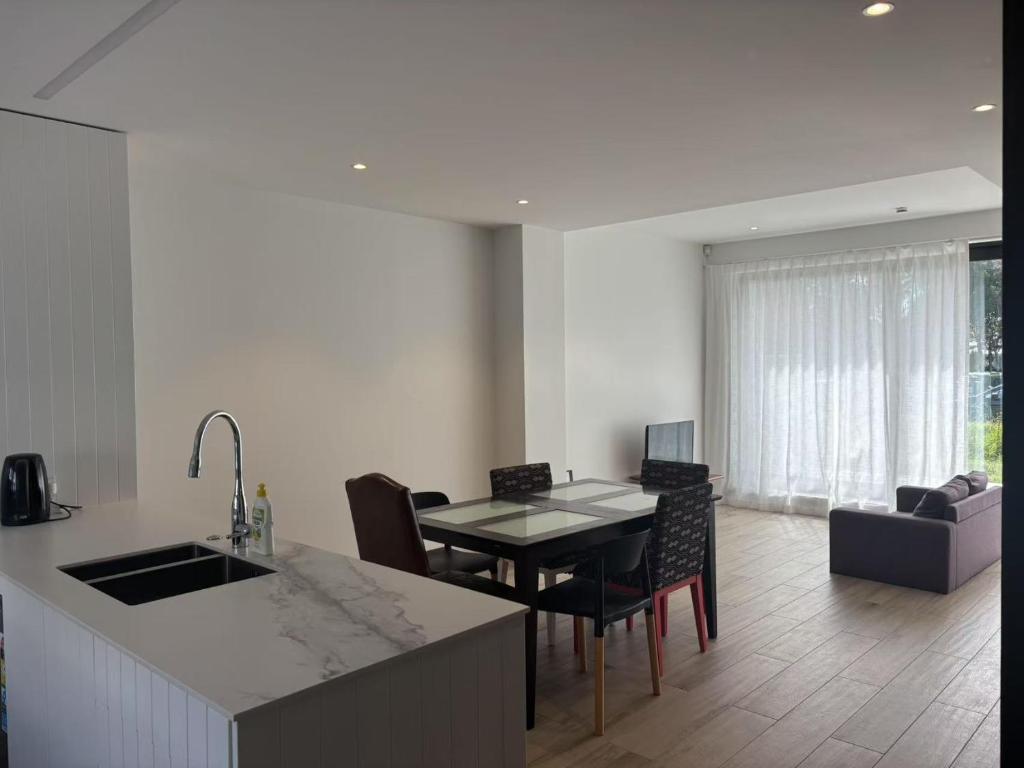 Epsom Tidy House - Resim 12