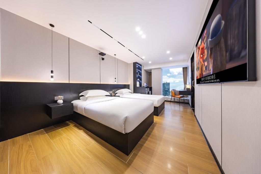 Postel nebo postele na pokoji v ubytování Yu Manju High-floor Huge-Screen Audiovisual Hotel-Guangzhou Tower Zhujiang New Town Sports West Road Branch