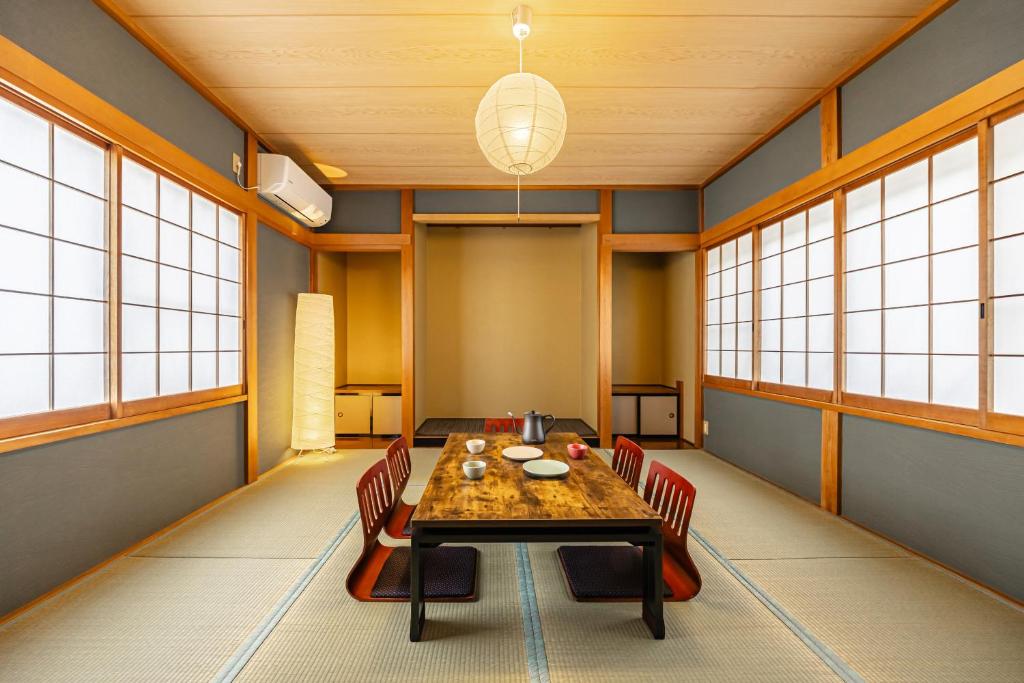 Posezení v ubytování nest Retreat Atami