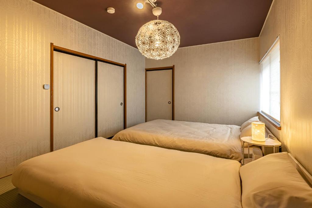 Postel nebo postele na pokoji v ubytování nest Retreat Atami
