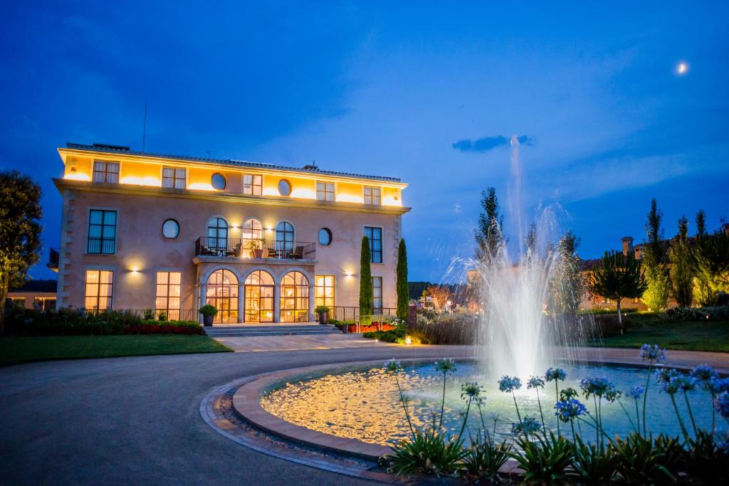 ein Gebäude mit einem Brunnen davor in der Unterkunft Casa Anamaria Hotel in Ollers