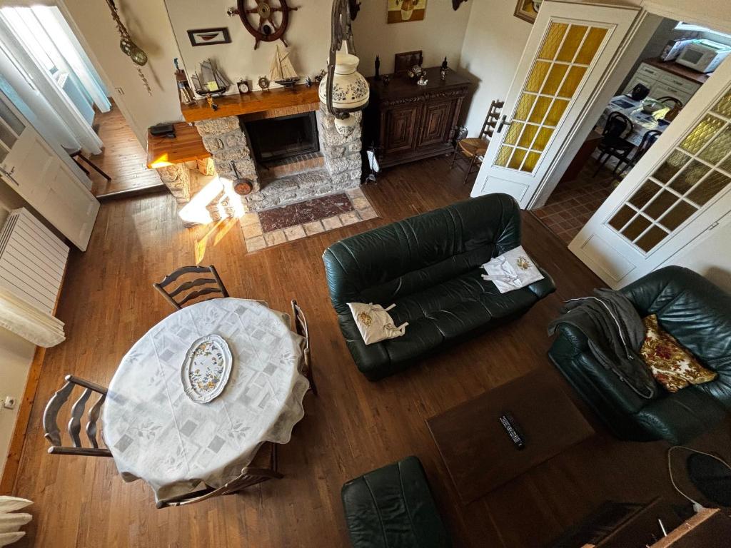 d'un salon avec une table. dans l'établissement Maison 3P Proche Vieux Passage, Animaux Acceptés - FR-1-397-82, à Plouhinec