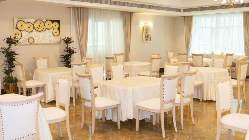 Posezení v ubytování Royal Grand Suite Hotel