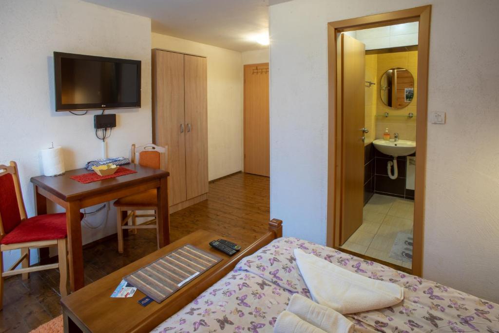 TV a/nebo společenská místnost v ubytování Apartments Peaks