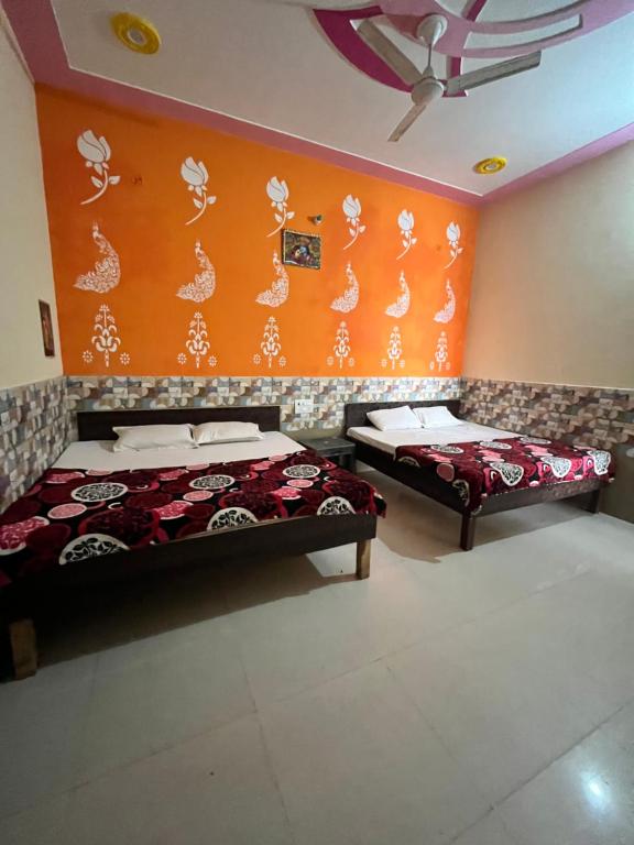 Voodi või voodid majutusasutuse Radha ballabh dham toas