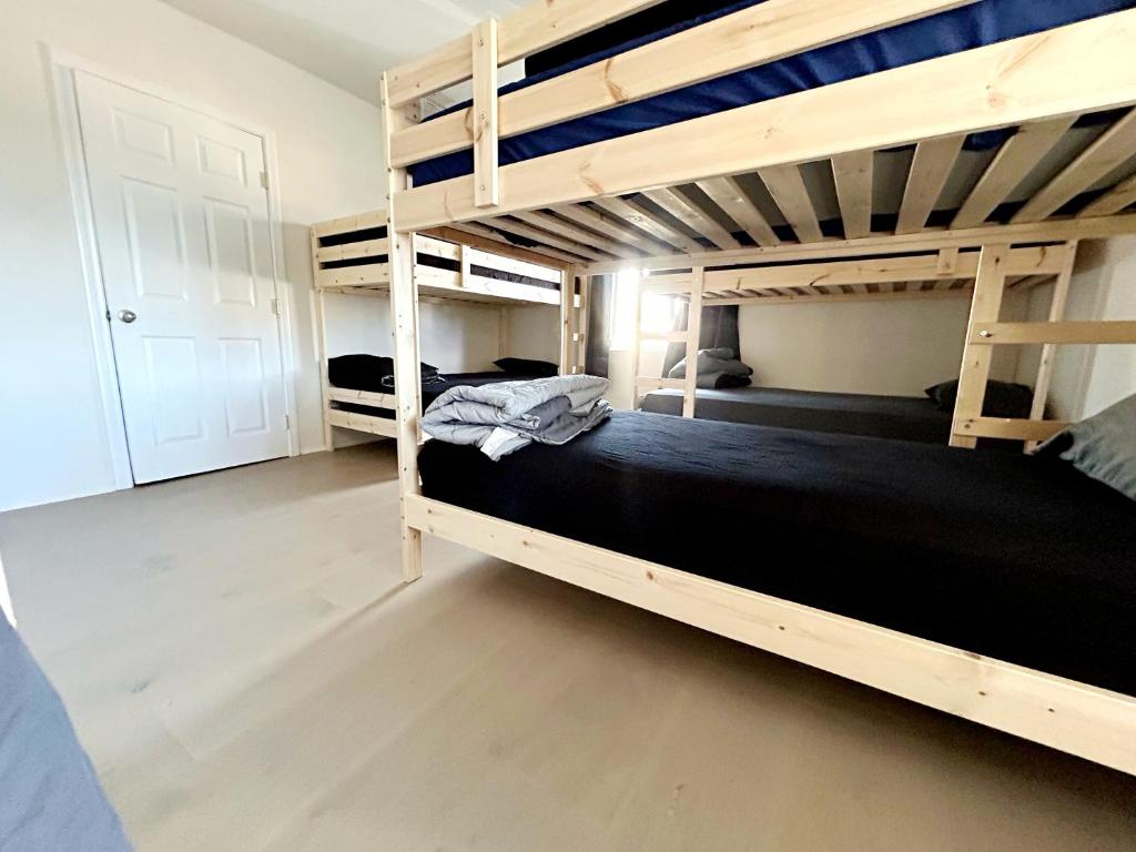 ロサンゼルスにあるLos Angeles Cozy Vibeのベッドルーム1室(二段ベッド2組、黒いシーツ付)
