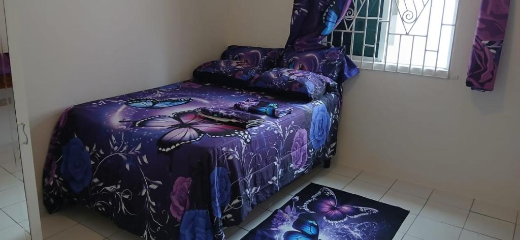 Voodi või voodid majutusasutuse Multiple Holiday Rooms in Port Morant St Thomas Jamaica toas
