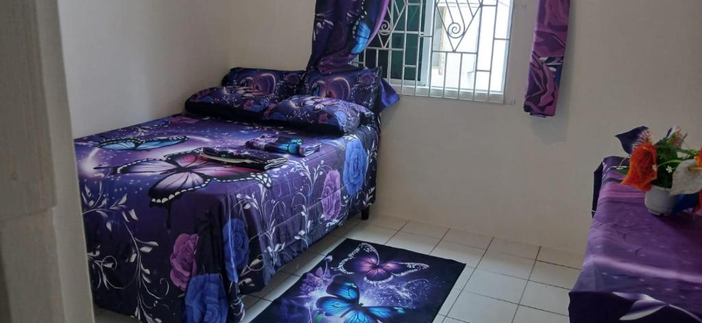 Voodi või voodid majutusasutuse Multiple Holiday Rooms in Port Morant St Thomas Jamaica toas