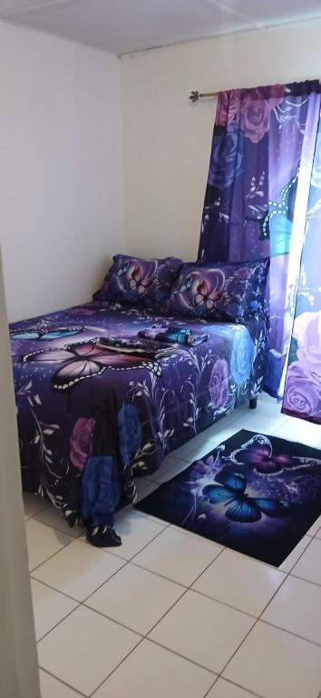 Voodi või voodid majutusasutuse Multiple Holiday Rooms in Port Morant St Thomas Jamaica toas