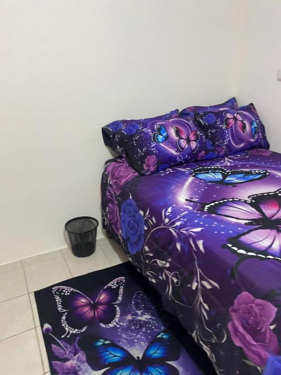 Voodi või voodid majutusasutuse Multiple Holiday Rooms in Port Morant St Thomas Jamaica toas