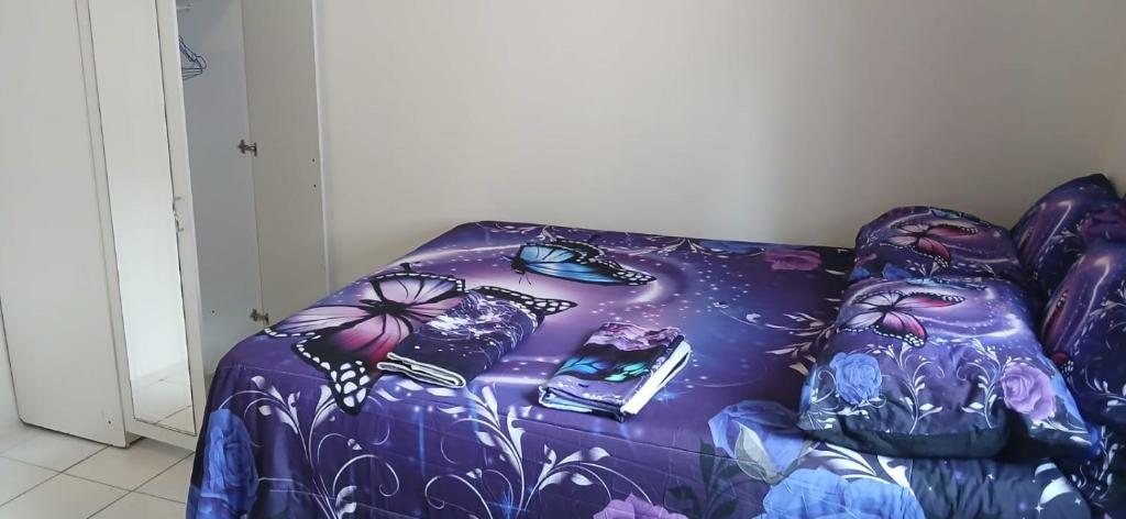 Voodi või voodid majutusasutuse Multiple Holiday Rooms in Port Morant St Thomas Jamaica toas