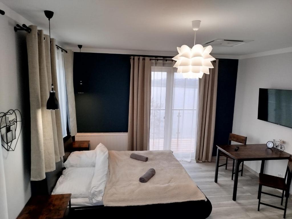 ein Schlafzimmer mit einem Bett und einem Tisch darin in der Unterkunft Malownicze Owieczki 