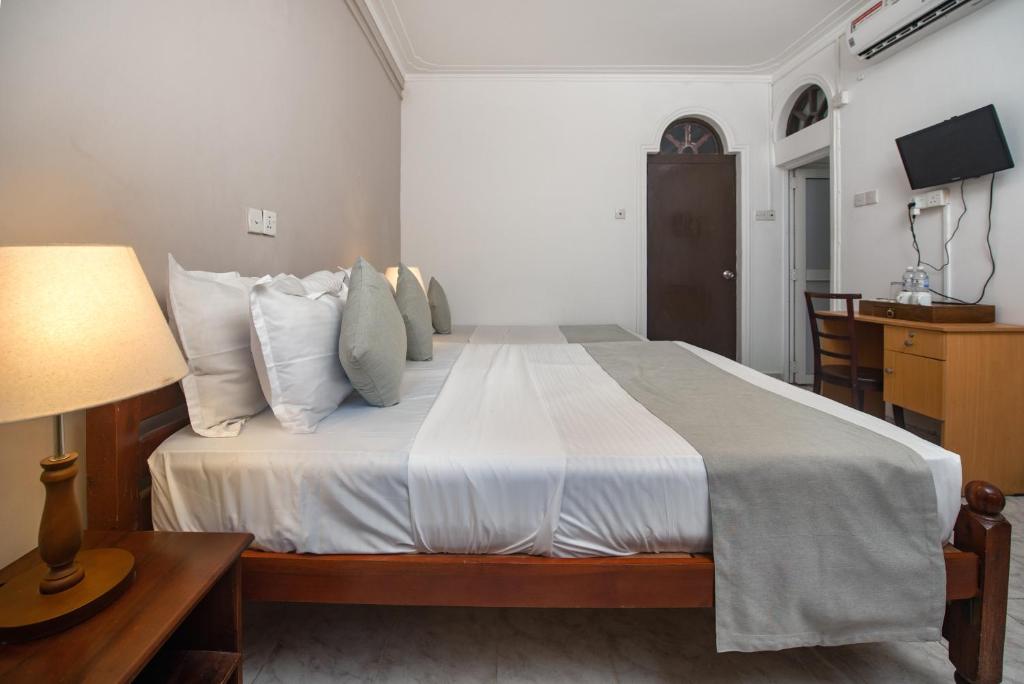 Postel nebo postele na pokoji v ubytování Ceyloni Lake Residency