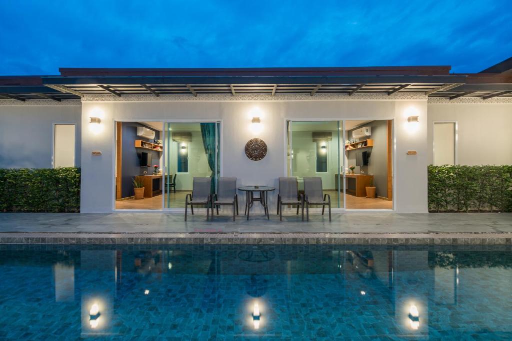 Bazén v ubytování Phuket La Siesta Pool Villas & Pool Access Rooms nebo v jeho okolí