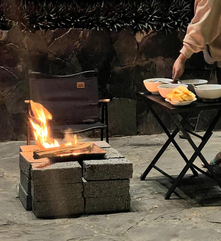 Gril dostupný pro hosty v hostelu