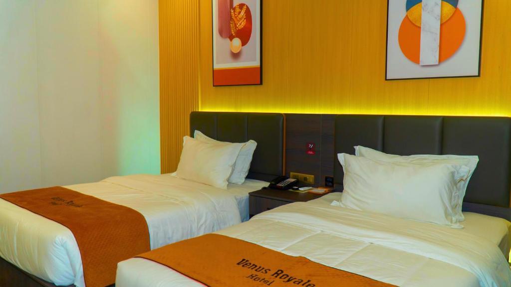 Postel nebo postele na pokoji v ubytování Venus Royale Hotel