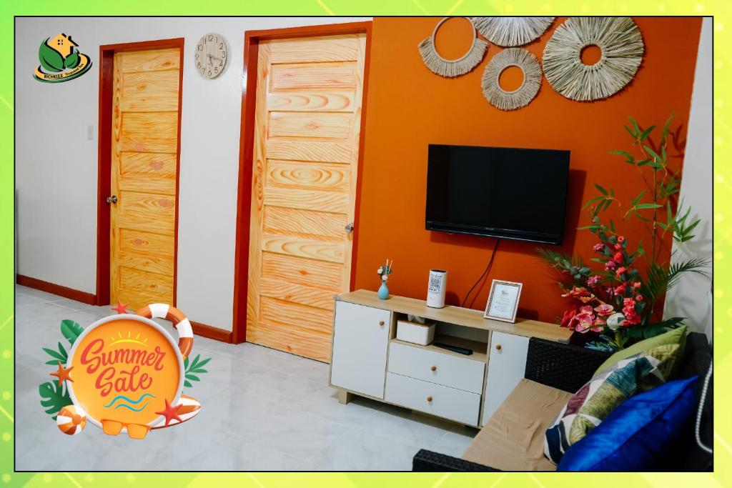 TV a/nebo společenská místnost v ubytování Richkizz Nature-Inspired Stay, Ideal for Solo & Couple Travelers