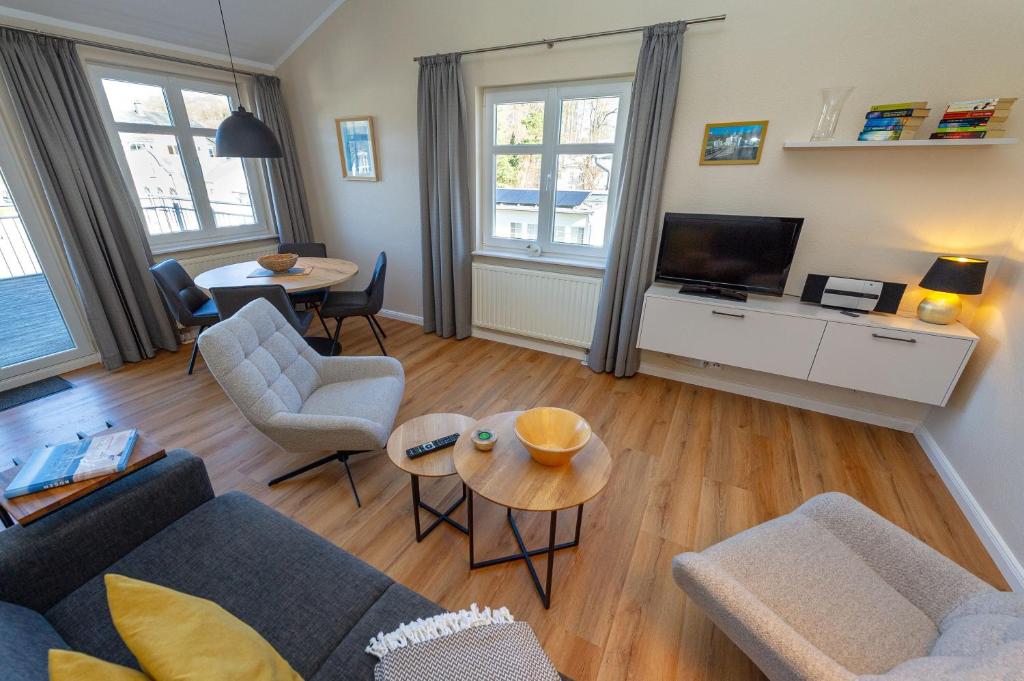 ein Wohnzimmer mit Couch und Fernseher in der Unterkunft Villa Seerose - Appartement 11 in Ostseebad Sellin