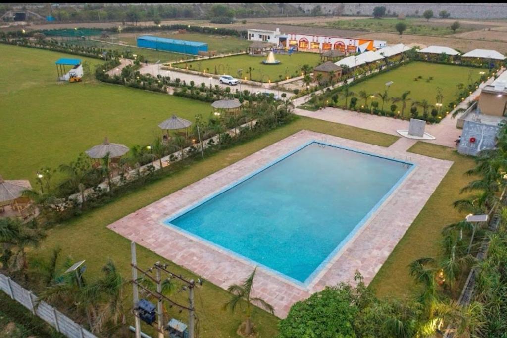 Bazén v ubytování MST Farm And Resort nebo v jeho okolí