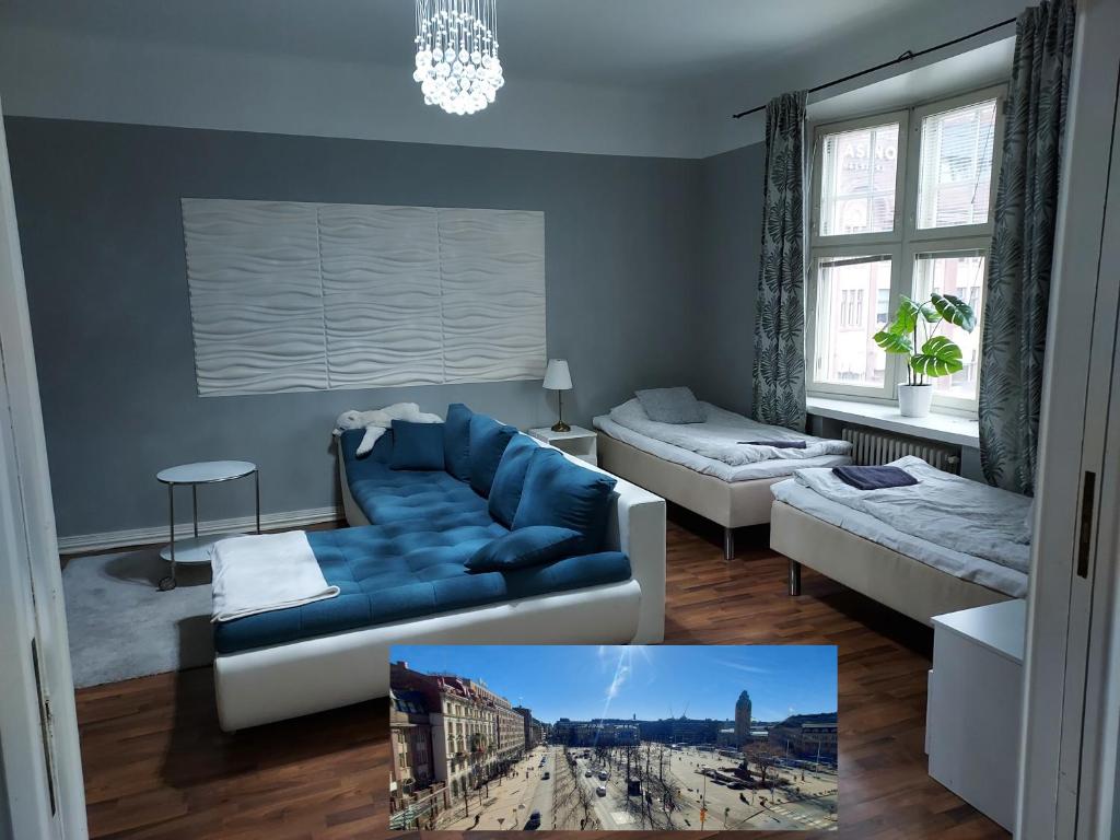 Rúm í herbergi á Stylish home with stunning views of the railway square 74m2
