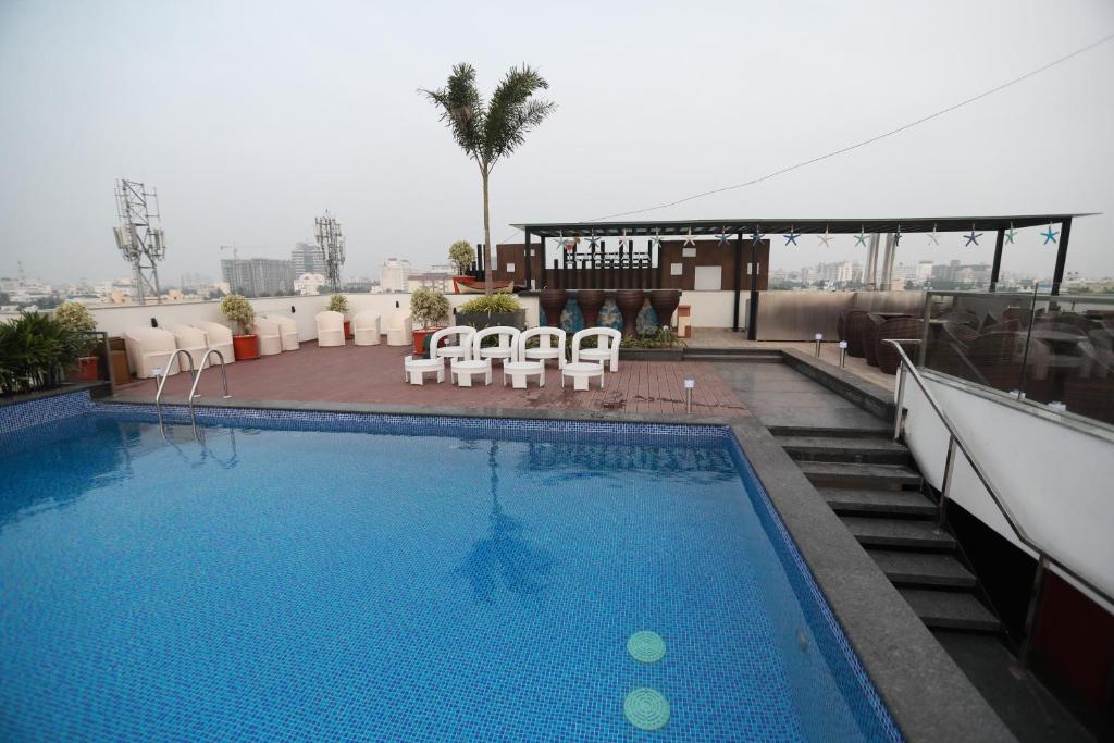 Bazén v ubytování Hotel Park Elanza Chennai nebo v jeho okolí