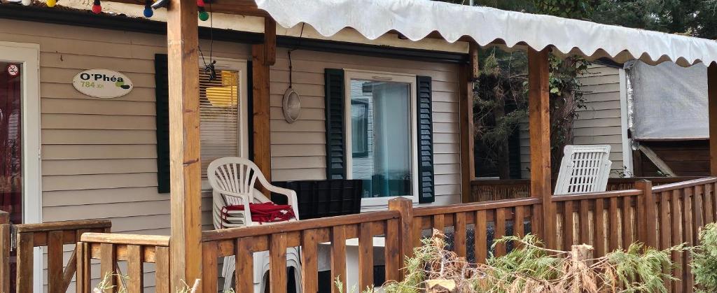 - une terrasse couverte avec 2 chaises dans l'établissement mobil-home 43, à La Roque-dʼAnthéron