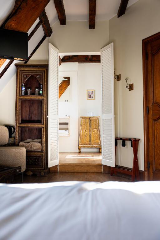 Manoir la Meffrais 1741-Chambres d'hôtes à 3 min de Dinan-Parking Privé - Habitación Con Cama Grande Y Vistas Al Jardín