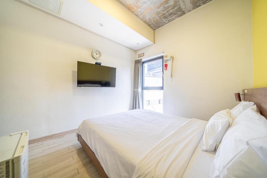 Postel nebo postele na pokoji v ubytování Samcheok NS Hostel & Motel