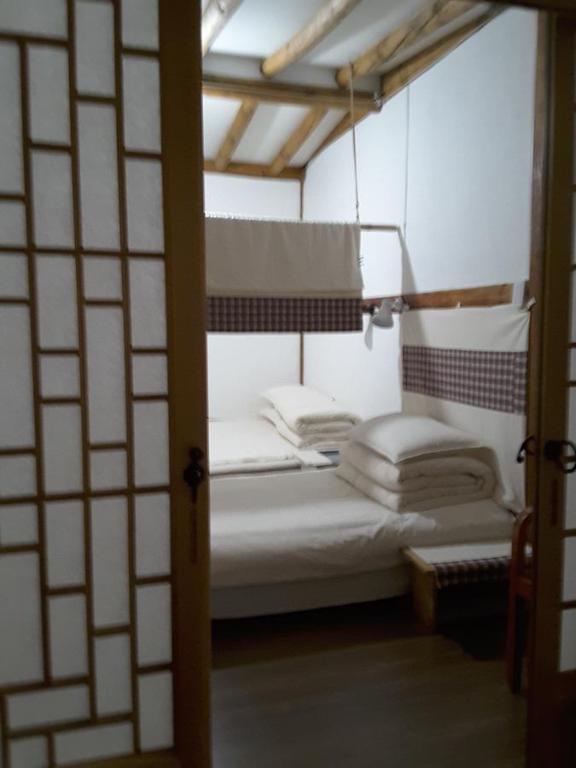 Ein Bett oder Betten in einem Zimmer der Unterkunft Yettle Hanok Stay
