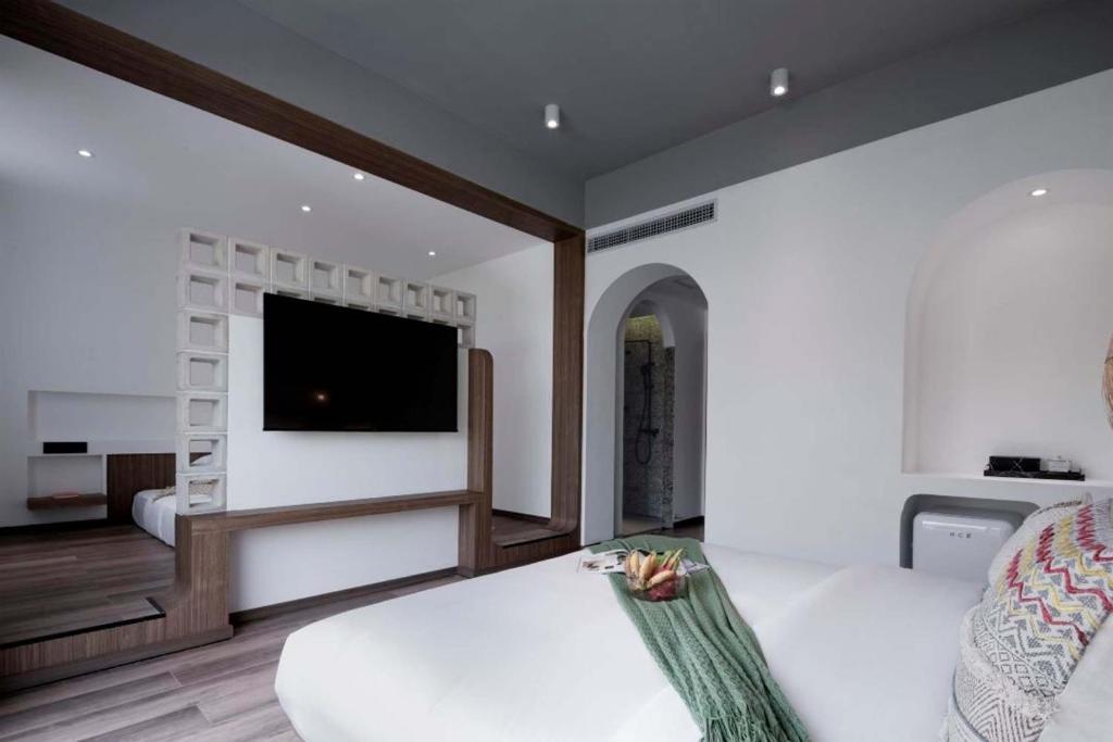 TV a/nebo společenská místnost v ubytování Xishuangbanna Verdant House Resort Hotel