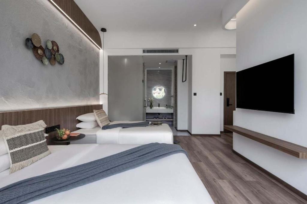 TV a/nebo společenská místnost v ubytování Xishuangbanna Verdant House Resort Hotel