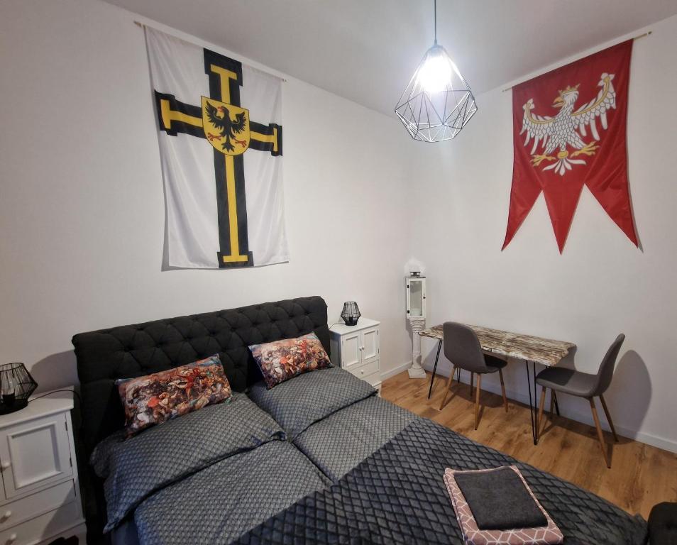 Ένα ή περισσότερα κρεβάτια σε δωμάτιο στο Apartamenty Zakonne "Apartament Komtura"