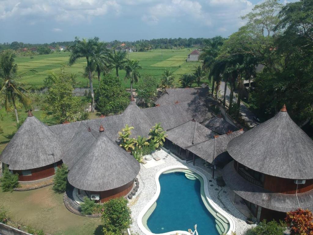une vue aérienne d'un complexe hôtelier avec piscine dans l'établissement Villa Honai Bali, à Marga