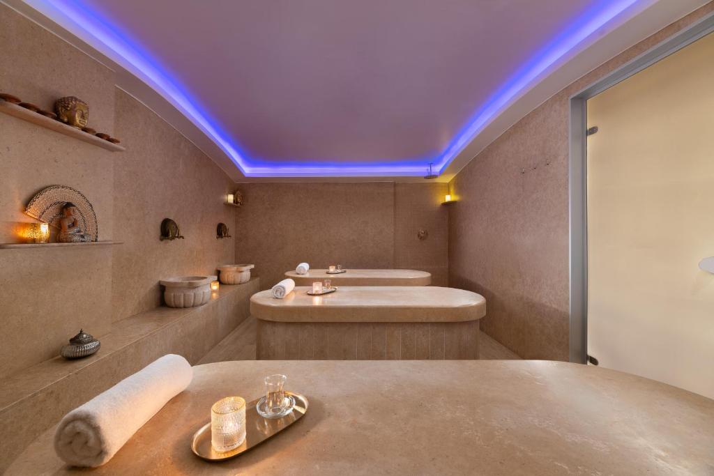 Koupelna v ubytování Acandia Hotel