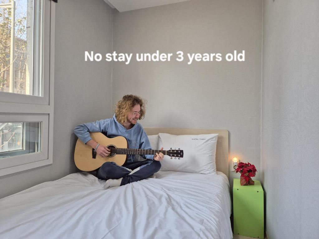 Cama ou camas em um quarto em Hostel Tommy Renewal 2025