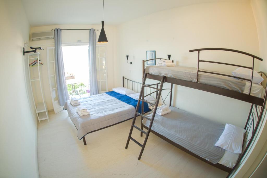 Postel nebo postele na pokoji v ubytování Paradise Sea View Pool Apartments Moraitika