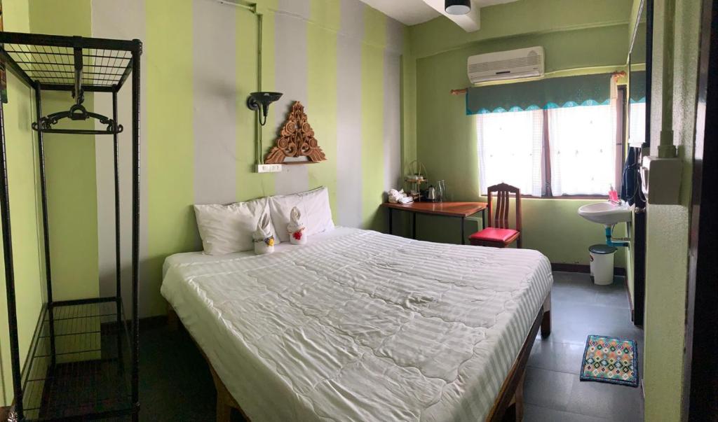 Retro At Phra Sing Guest House - 2