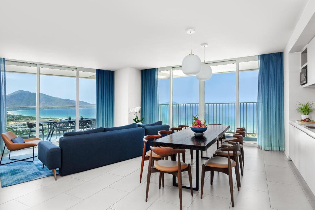 2 Bedroom Suite with Terrace Panoramic Ocean View  - 1 King & 1 Twin