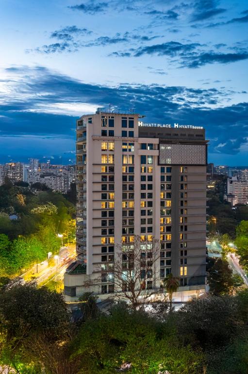 un edificio alto con luci accese in una città di Hyatt Place Nairobi Westlands a Nairobi