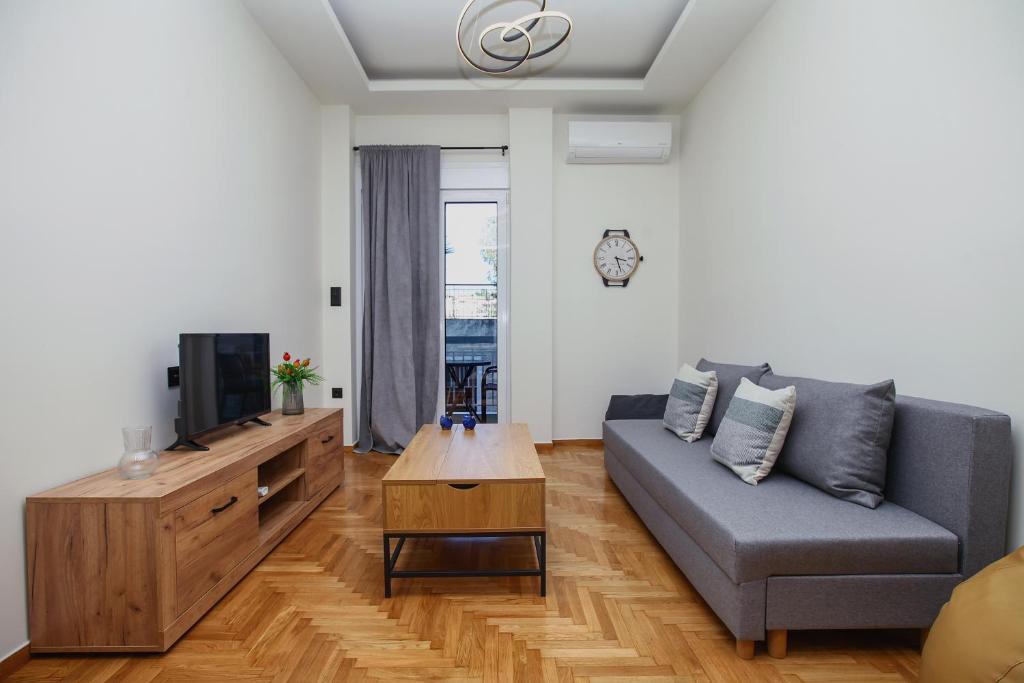 Defner Tzo's Modern Apartment